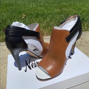 Neiman Marcus  Leather Sandal Tan/Black 6.5 NWT